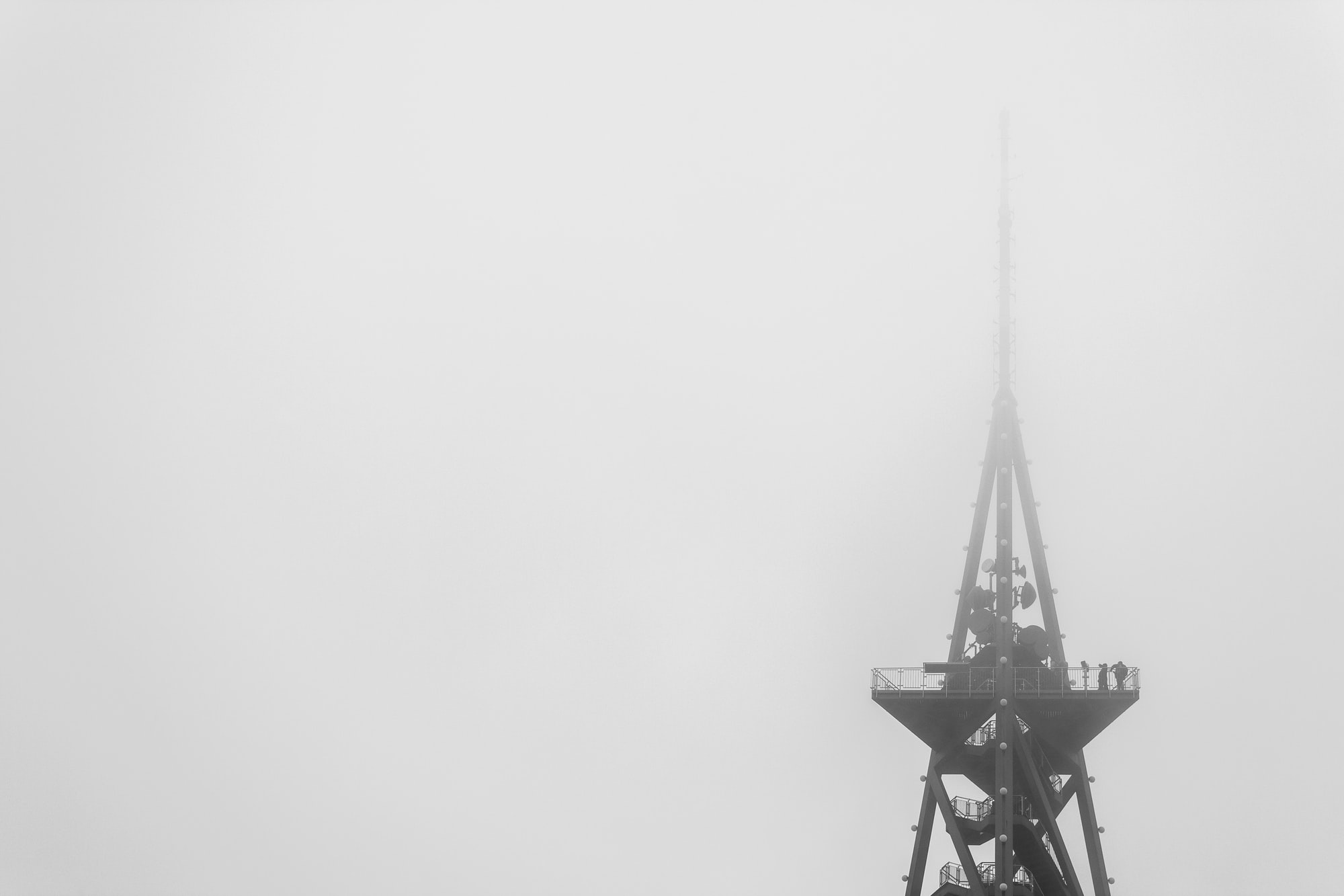 Antenna in fog unsplash tkE5nutsKt8